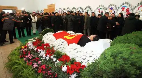 组图:相声大师马季追悼会举行 遗体覆盖党旗