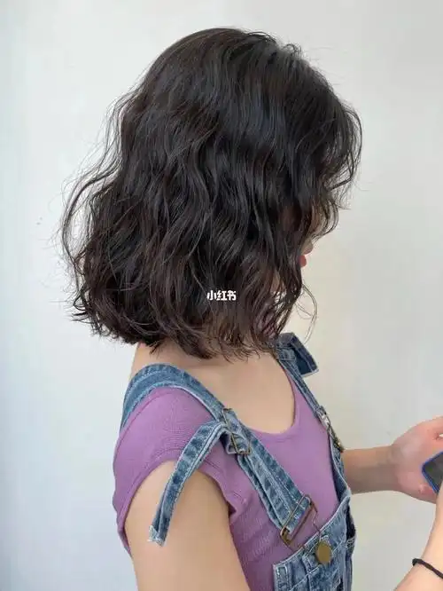 齐肩纹理蛋卷烫发