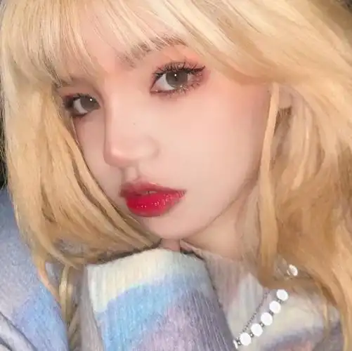 求浅发色妆容精致的怼脸卡大头美女头像06