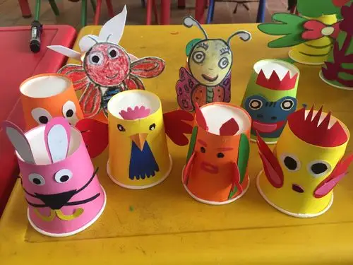 三堡中心幼儿园大班举行"创意美工——纸杯变变变"亲子活动