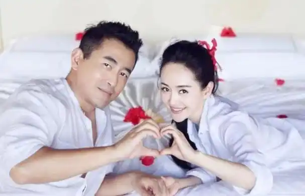 婚后第二年,张定涵诞下一女,50岁的王志飞算得上老来得女.