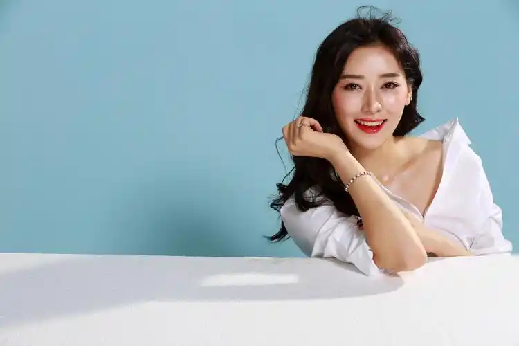 韩国女星世妃郑州与爱犬拍性感写真