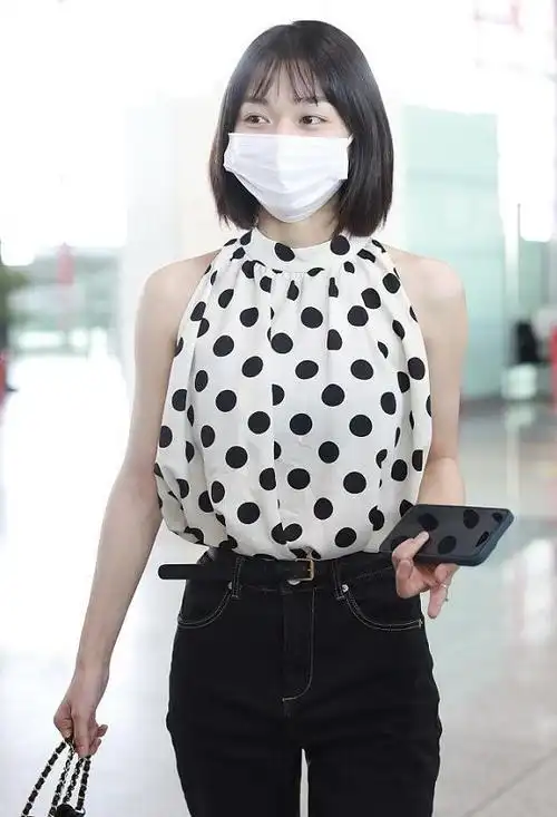 段奥娟身材比例绝了穿波点上衣搭高腰裤腰细腿又长