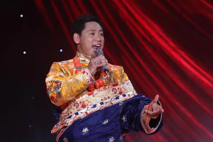 1987年10月8日出生在四川阿坝藏族羌族自治州,中国内地男歌手,解放军