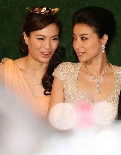 漂亮的郭晶晶自然不怕出现这样的尴尬,但名人婚礼上的伴娘免不了会被