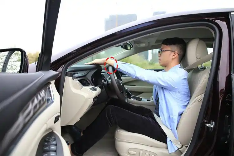 开车最基本的2个动作,驾校不教,99%的司机都做错!