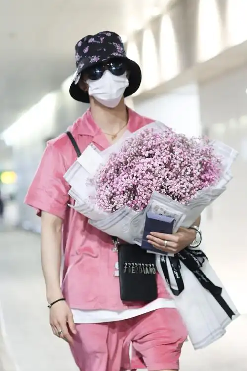 组图:陆思恒装扮粉嫩抱花束可盐可甜 墨镜遮面大步走气场足