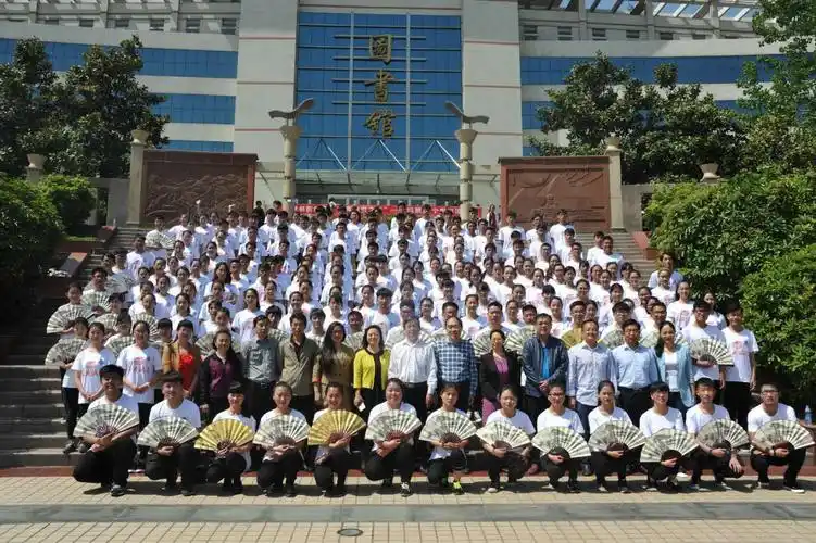 诵读国学经典营造书香城建我校举办国学经典百人诵读活动