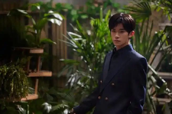 九号给易烊千玺拍的高清剧照特别耐看,颜值有,氛围感有,故事感有,构图