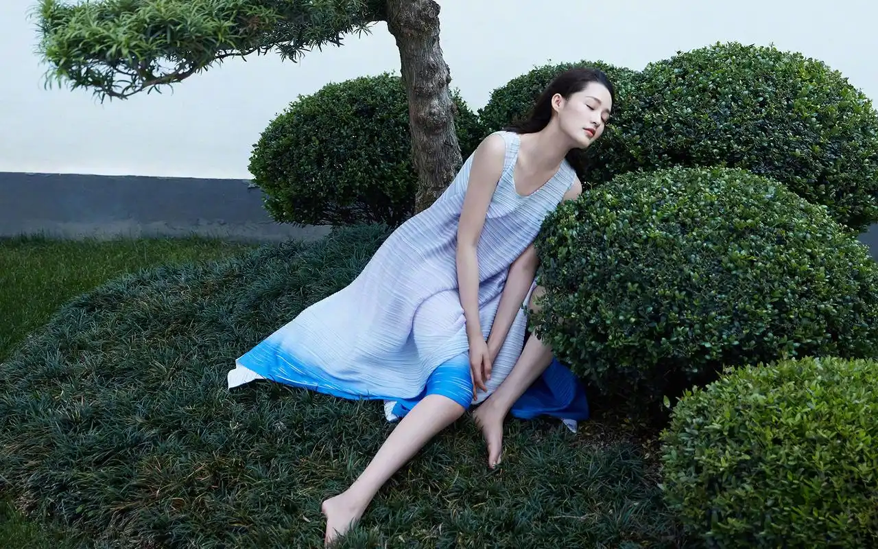 李沁夏日优雅气质写真高清桌面壁纸