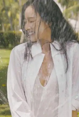 简介:倪妮海边戏水湿身性感写真图片,分享一组倪妮图片给大家,图中的