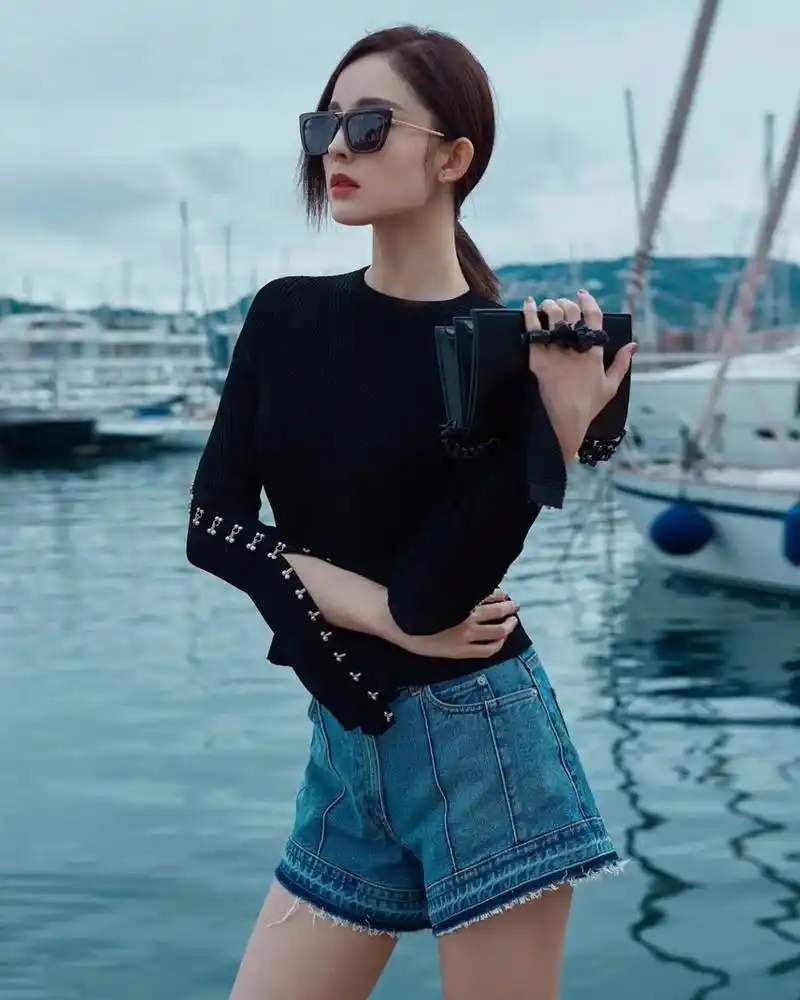 腿精#古力娜扎# 雪肤玉貌的容颜,窈窕曼妙的身材,纤瘦白嫩的大长腿