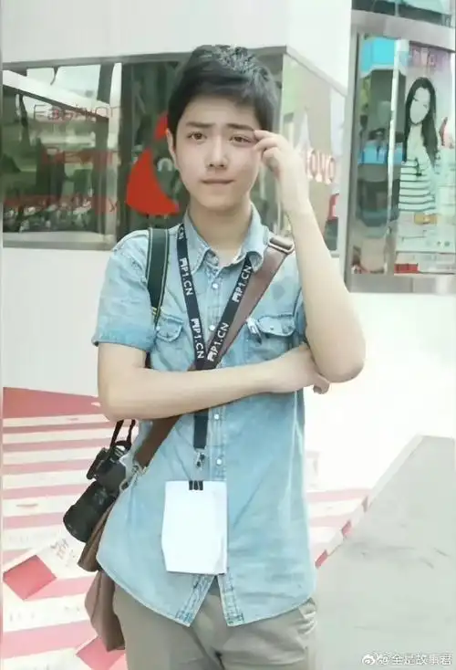 肖战十八九岁时,还是个普通学生,只想顺利毕业找份稳定工作,从没想过
