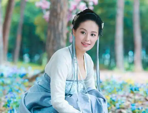 而且在剧中的人物都是主角,她参演过古装剧《隋唐演义》,《梦回唐朝》