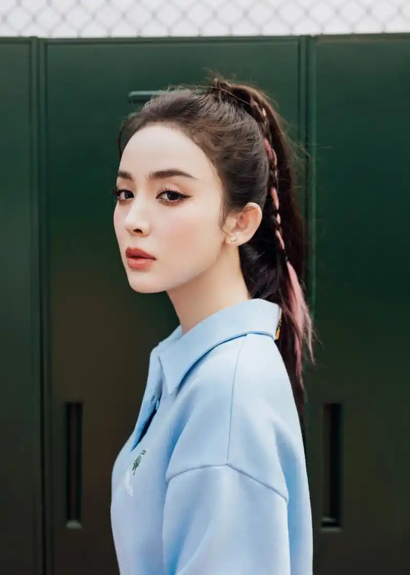 古力娜扎淡蓝运动风穿搭