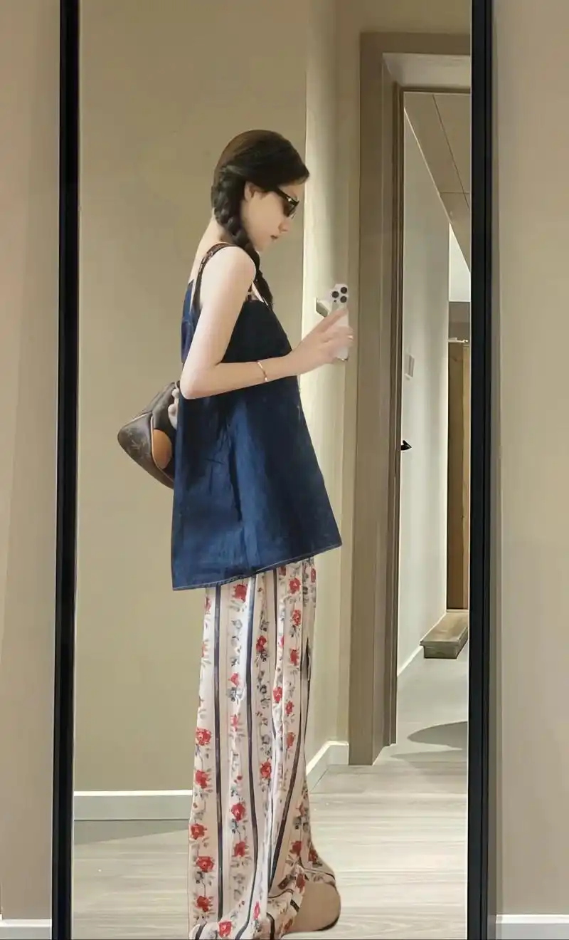 夏日舒适时尚穿搭～复古牛仔吊带搭配印花宽松直筒阔