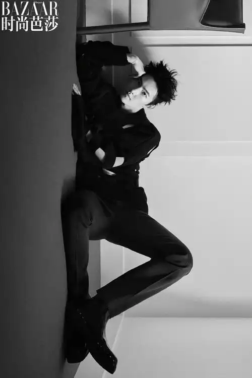 杨洋 x 时尚芭莎 8月号封面大片杨洋身着valentino 新装登上时尚芭莎8