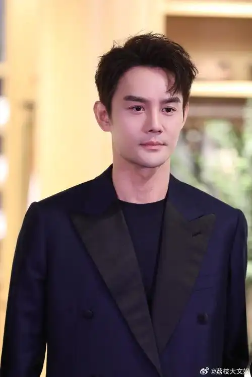 王凯求粉丝换个词夸##王凯 帅气听太多次了
