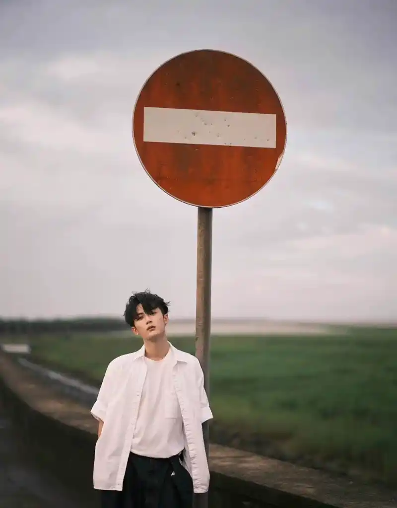 檀健次白衬衫图片:少年感十足