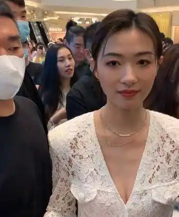 万茜戴护具跑活动太敬业,38岁穿蕾丝裙太美貌,保安护着她小心翼翼