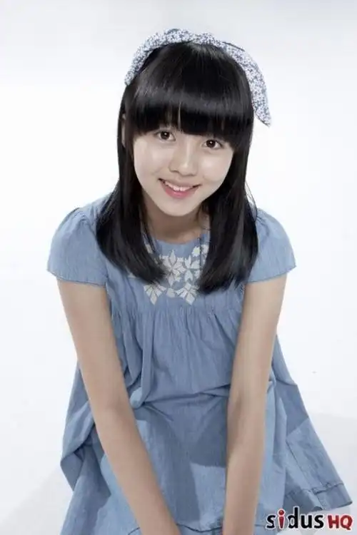 对比小时候清纯的模样,现在一脸高质感的脸蛋,样貌上可是有着相当幅度