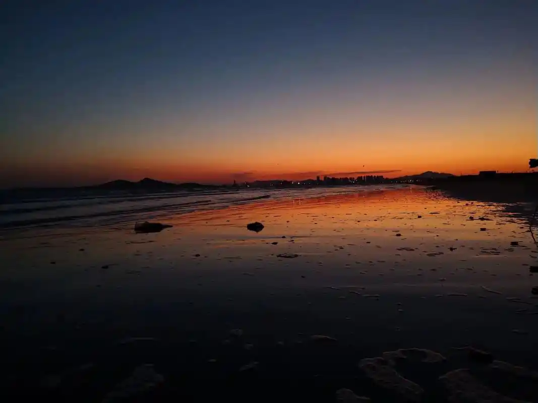 海边日出.照片拍摄于2019年1月6日,一个星期天的早晨,到 - 抖音