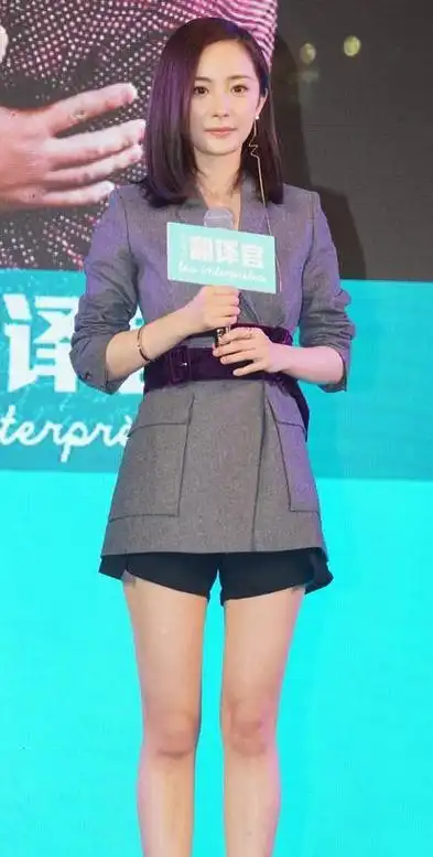 杨幂可真潮,穿西装裙配长靴气场全开,卷发配烟熏妆美成焦点|短裤|皮裤