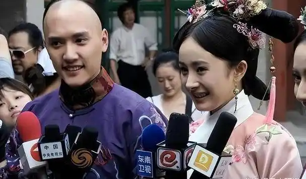 在剧组一起出去玩的时候,杨幂只跟两个人合照,其他人都不是她的合照