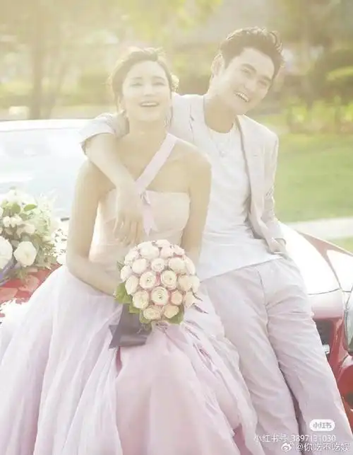 张歆艺晒结婚纪念合照#张歆艺和袁弘之间的爱情令我狠狠的羡慕,康到