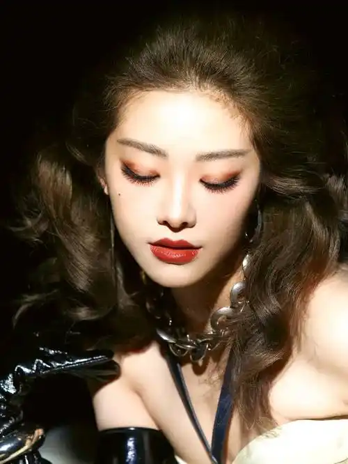 喻言复古风礼服造型美艳大气,烈焰红唇让人惊艳