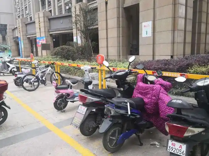 难点一:解决小区电动车车主充电难的问题安装了电动自行车充电桩,车主