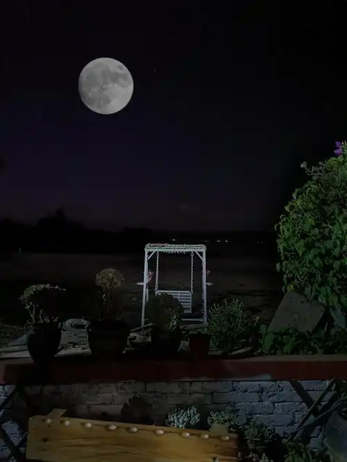 (无论设置均为手机摄影照片,大月亮照片经snapseed后期软件合成)