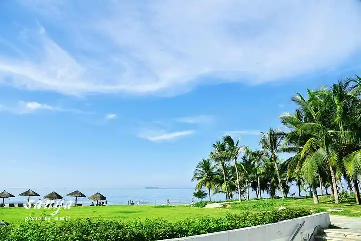 海面开阔,湛蓝天宇映衬着碧波万顷,椰树成林,景象万千_三亚湾"的