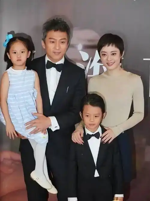 邓超携全家外出为9岁女儿庆生,罕露乖巧模样,11岁儿子身高喜人_孙俪