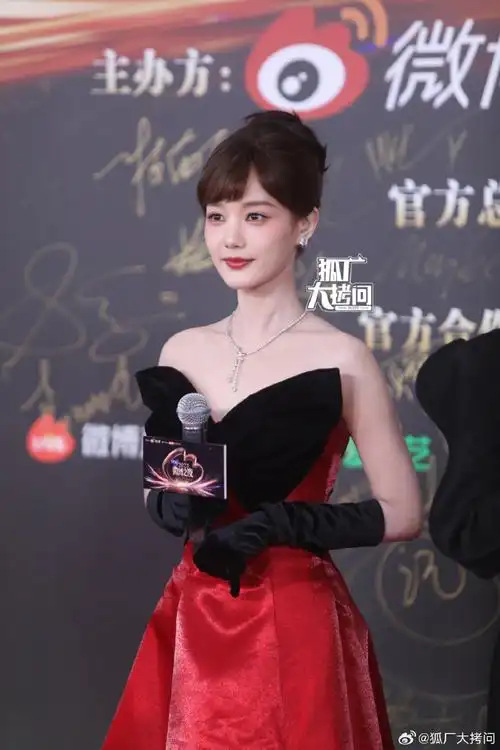 李一桐赫本甜心##微博之夜红毯##微博之夜好多人啊