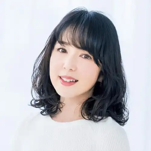 8,现代波浪卷烫发型如果你不擅长造型但又想留长发,可以选择波浪烫发.