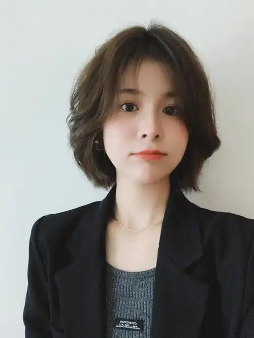 短发发型解锁了超温柔的气质韩系卷发短发