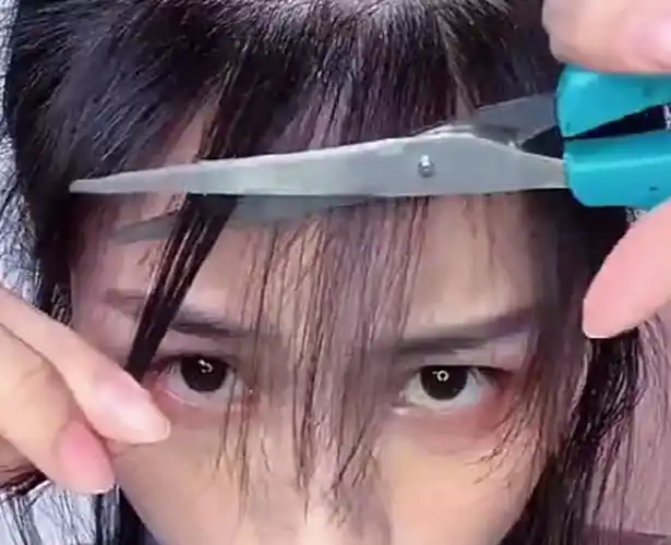 女孩自己在家剪狗啃刘海,一剪刀下去就知道成功了!