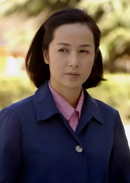 她凭《鸡毛飞上天》登上事业高峰,夺得大满贯视后,41依旧单身