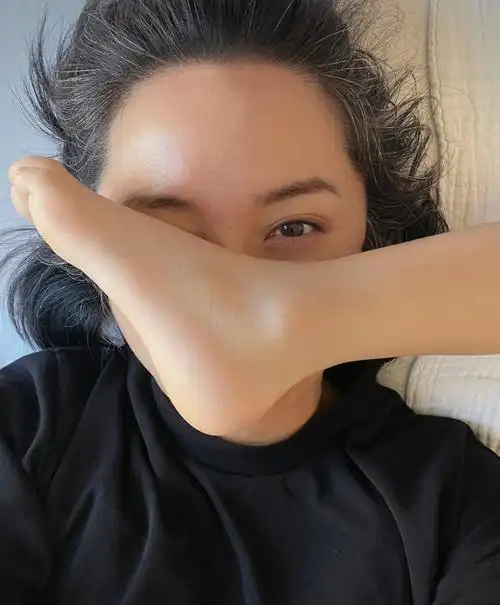 称自己的儿子用脚踩自己的脸,实在是太沉了,以至于她的鼻子都被压扁了