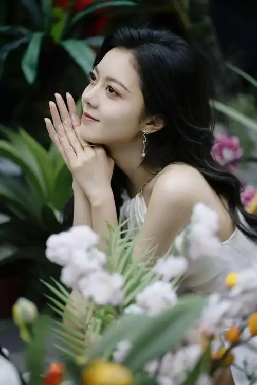 赵今麦吊脖纯白连身裙这才是真正的肤白貌美大长腿哦