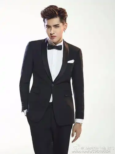 西装穿在身也是帅的,67估计很多迷妹已经路转粉了