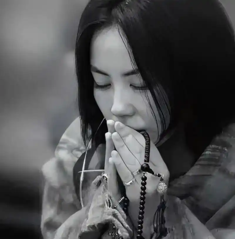 53岁的王菲背着帆布包,素颜去福建寺庙拜佛,头发短了很多,一副小姑娘