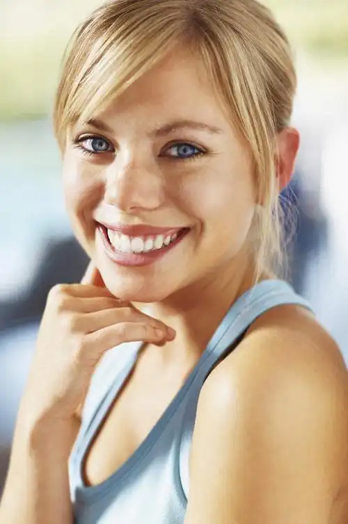 西方人,脸,头,脸颊,一个人,站,笑,微笑,露齿笑,竖图,室内,特写,白天