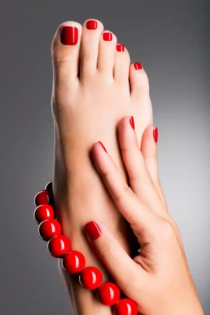 红色修脚美丽女性脚特写照片