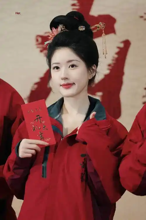 赵露思嘟嘴卖萌乖巧可爱着红色冲锋衣皮肤白皙