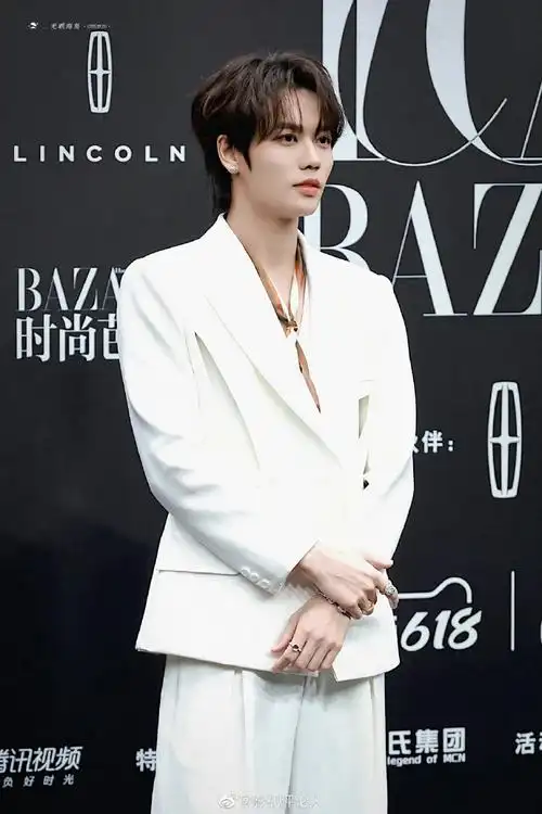 林彦俊白色v领西装造型