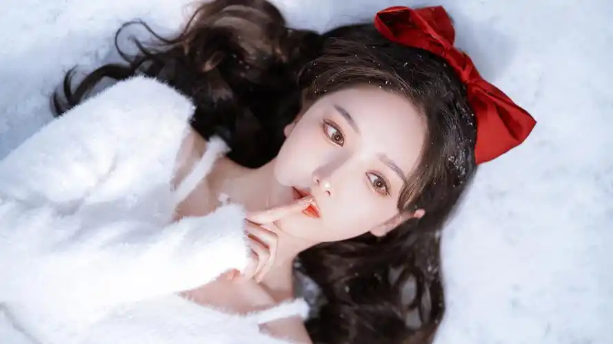 躺在雪地的美女长发红色蝴蝶结好看白色毛衣美女壁纸
