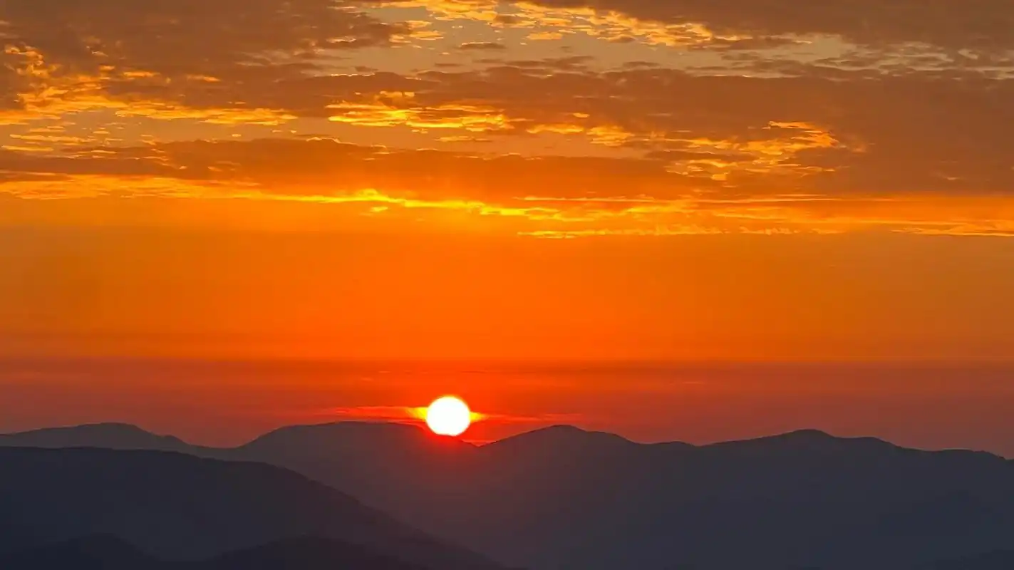 美国小众景点,最美的山顶教堂 『没有墙壁的山顶教堂,以日出群山做