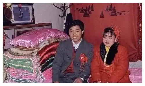 80年代结婚花费升到了4位数,人们开始对家电有需求了,婚车也明晃晃地